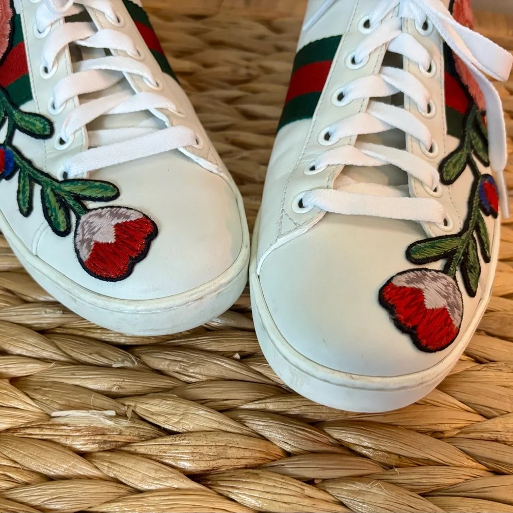 Gucci Women's White Sneakers with Red Floral Embroidery - Picture 11 of 16